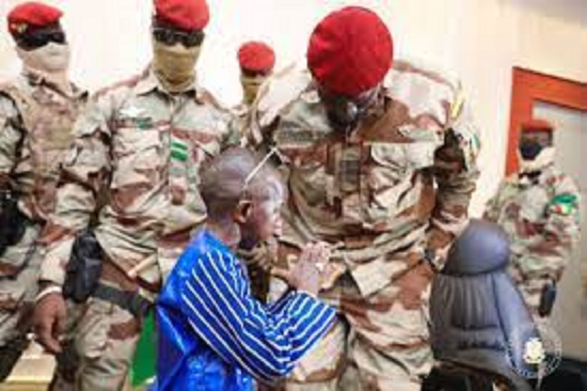 Mamady Doumbouya : Grand P offre une prestation « iconique » au président guinéen et devient la risée des internautes (vidéo)