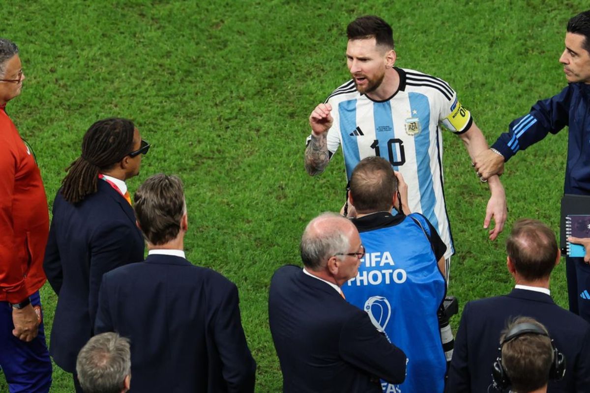 Messi s’en prend à une star des Pays Bas : «Qu’est-ce que tu regardes ? Idiot»