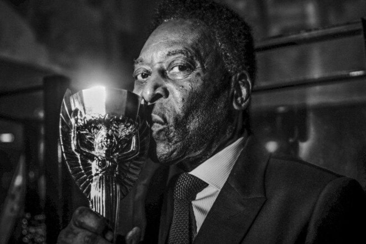 Mort de Pelé : la dernière photo de la légende entourée de sa famille émeut la toile