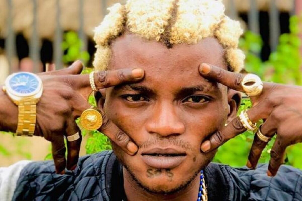 Portable : L’artiste nigérian arrive sur scène dans un cercueil (vidéo)