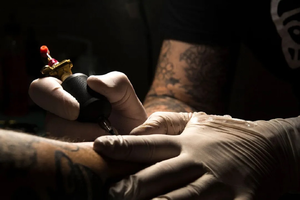 Preuve d’amour : il se fait tatouer le visage de sa copine au dos ; la toile sous le choc (photos)