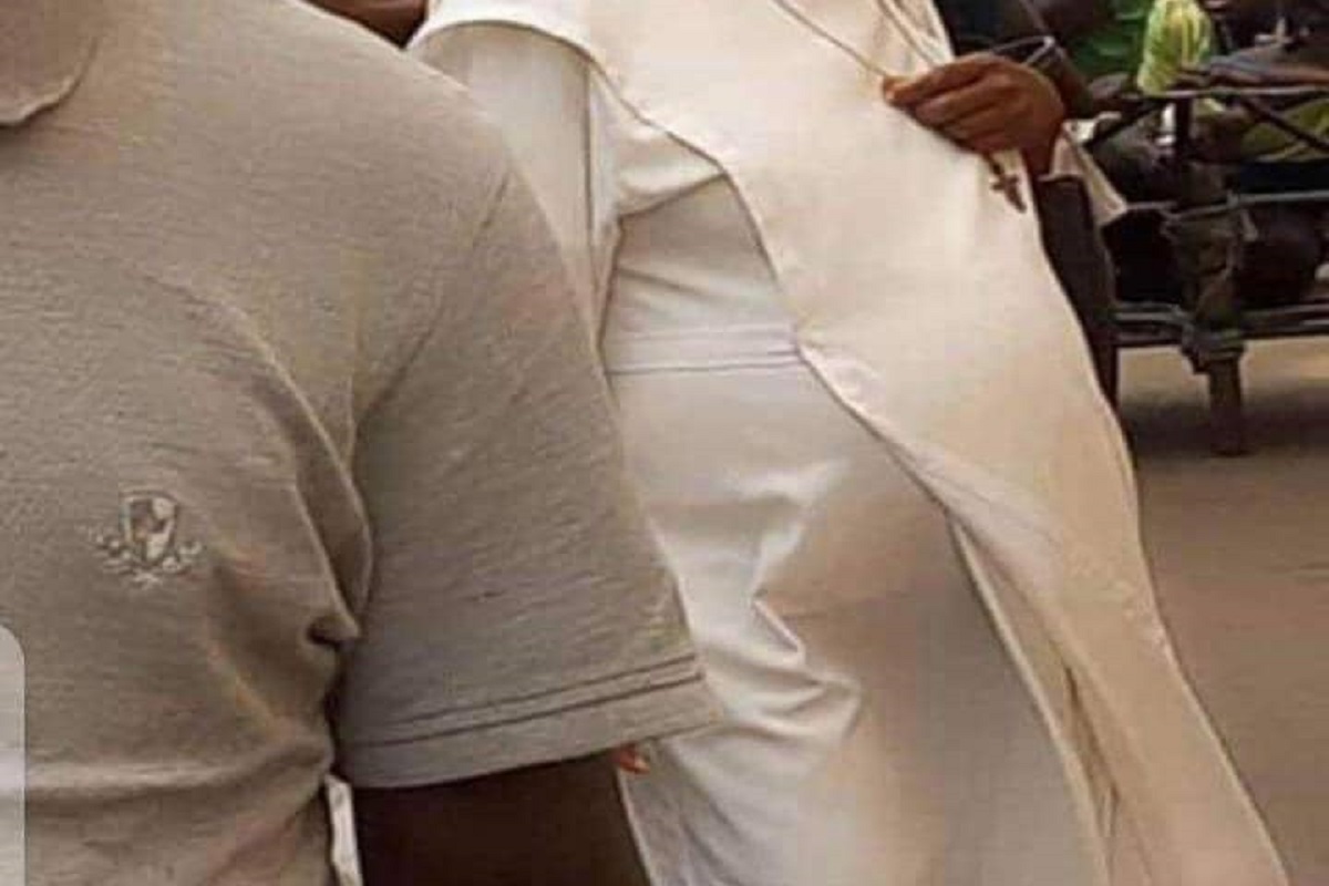 Imbroglio : l’image d’une bonne sœur enceinte fait jaser 