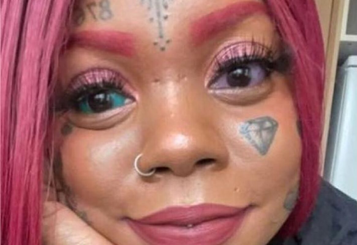 Elle se fait tatouer les yeux et finit par en payer le prix fort