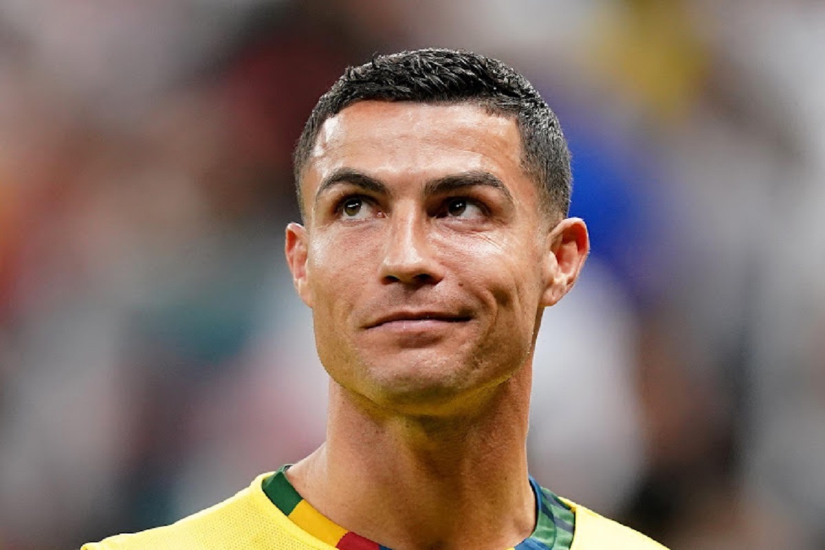 Cristiano Ronaldo : la star portugaise aperçue avec un accessoire de femme ; la toile s’emballe