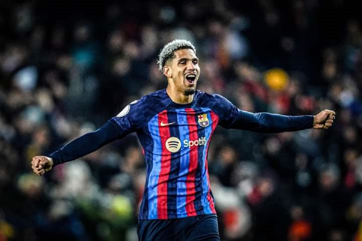 Araújo : « Je suis sûr que le coach va nous… » ; le défenseur catalan s’attend à des remontrances de la part de Xavi malgré la victoire