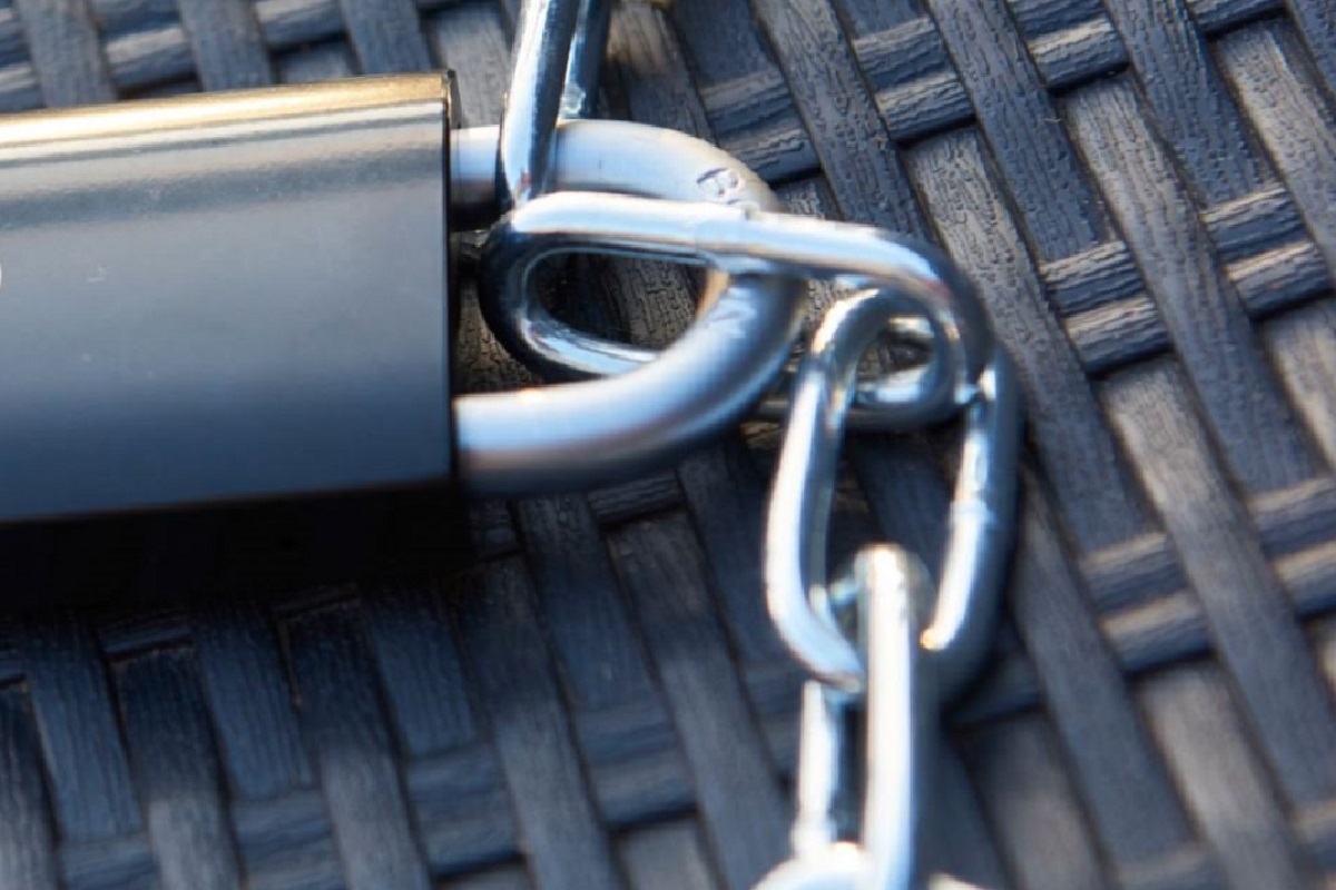 Insolite : Pour montrer sa fidélité, il met un cadenas à son $exe et donne la clé à son partenaire