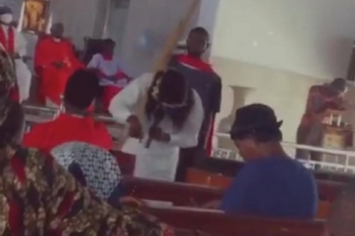 Insolite : alors qu’il incarnait Jésus, il se fâche et quitte l’église après avoir été sévèrement battu par celui qui incarnait le soldat pharisien (vidéo)