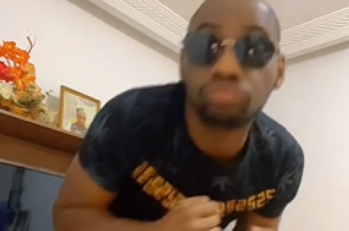 Makosso devient la risée des internautes après sa danse sur le clip « C’est pas normal » (vidéo)