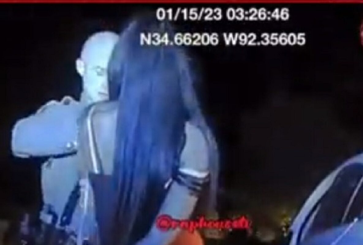 Pour éviter de se faire arrêter, elle propose au policier de faire l’amour (vidéo)