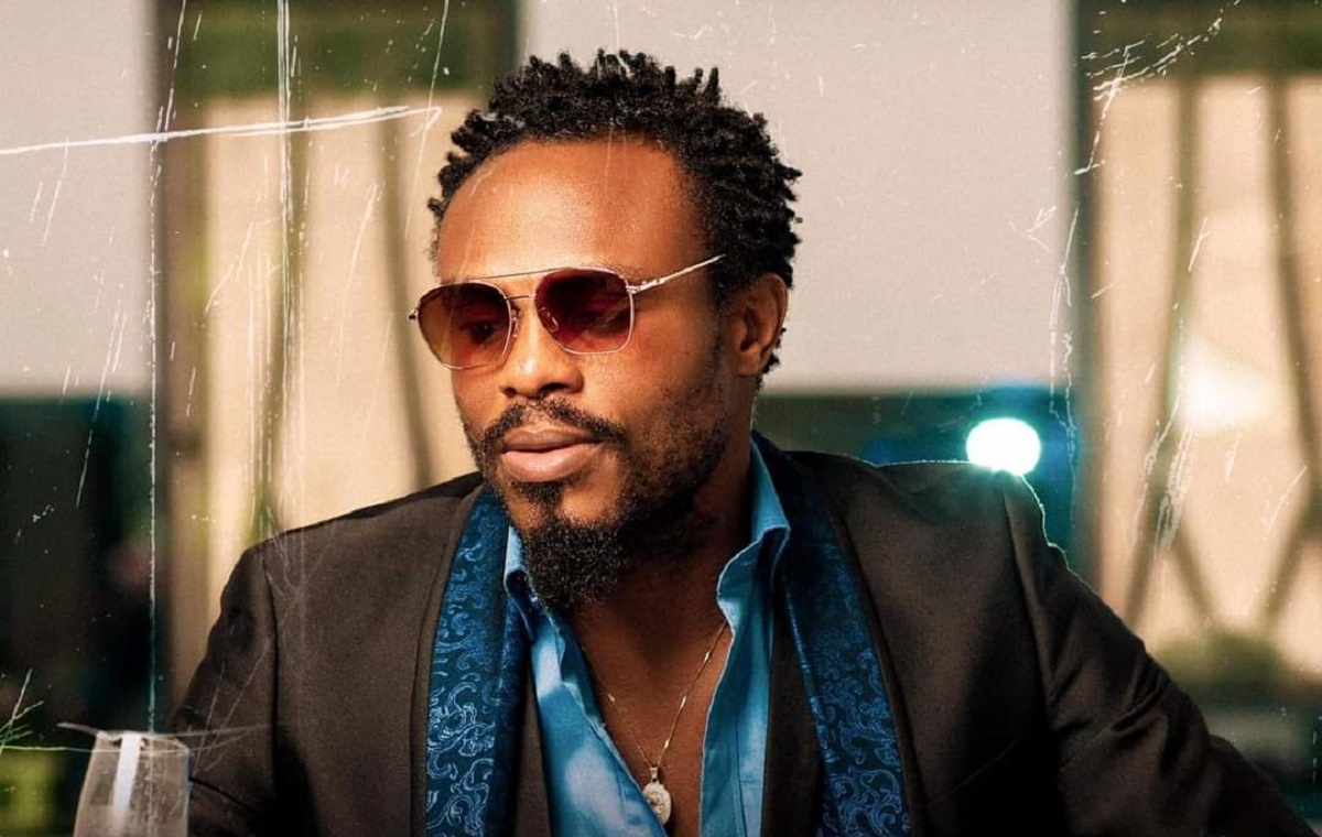 Raoul le Blanc donne une correction aux Toofan : l’influenceur dévoile le remix de la chanson « C’est pas normal » (vidéo)