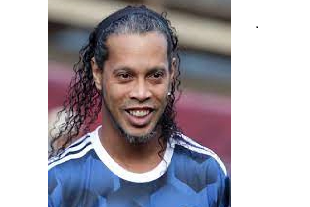 Ronaldinho aperçu au milieu d’une dizaine de femmes : l’ex-gloire brésilienne à fond dans son « péché mignon » (photo)