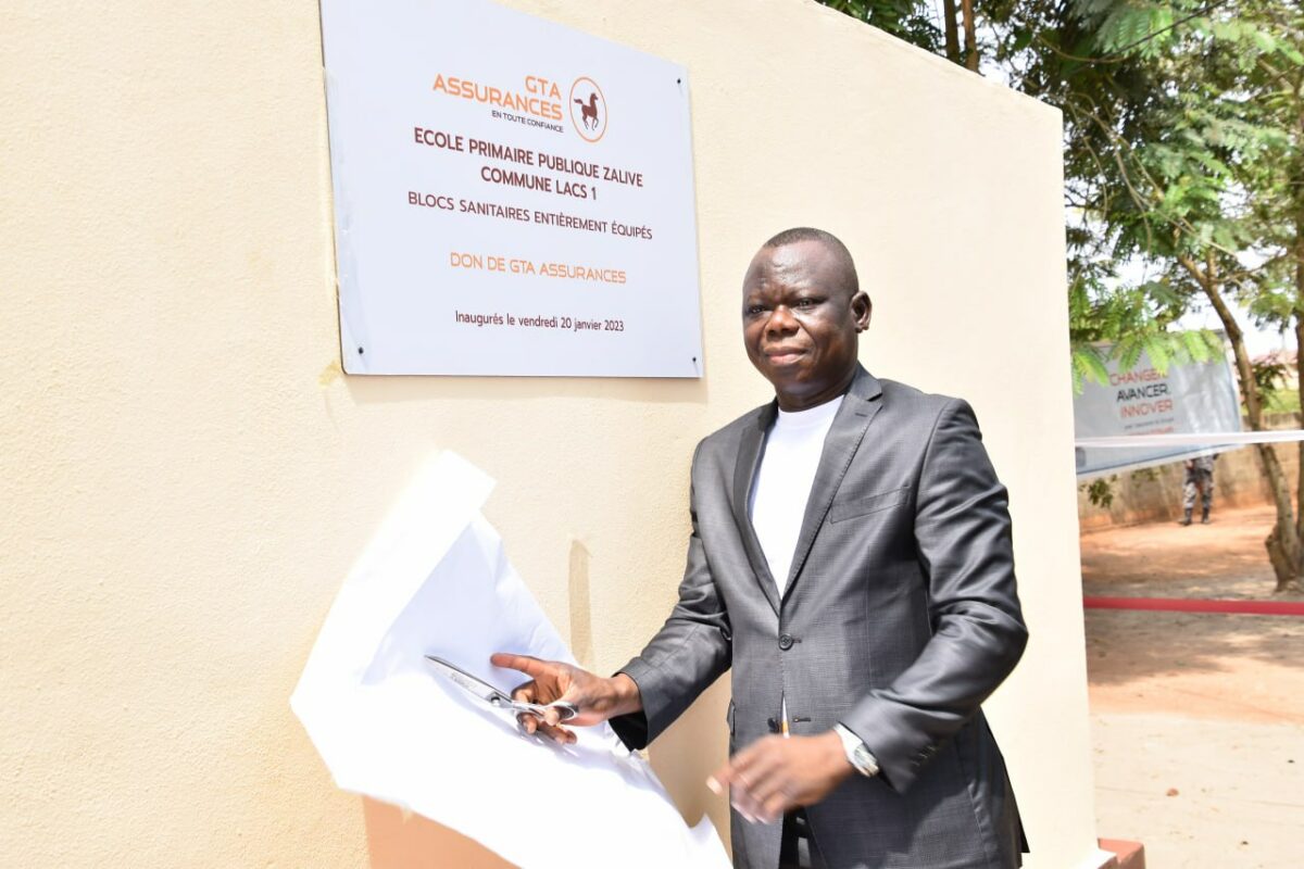 Togo : GTA ASSURANCES offre des blocs sanitaires à des écoles primaires publiques