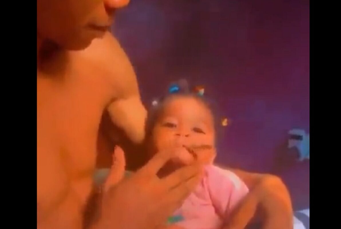Un homme apprend à fumer à son bébé ; la vidéo choque les internautes