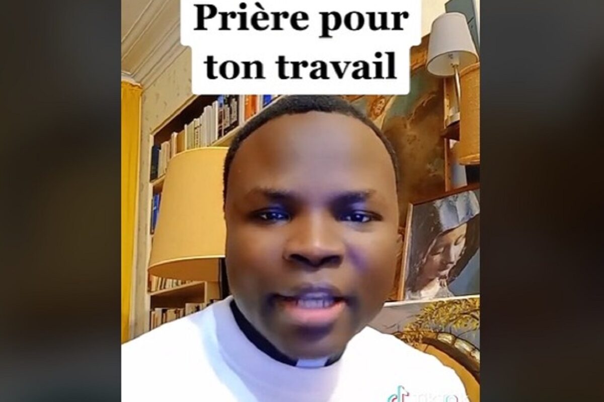 Un prêtre recommande cette prière pour ceux dont les salaires sont toujours insuffisants (Vidéo)