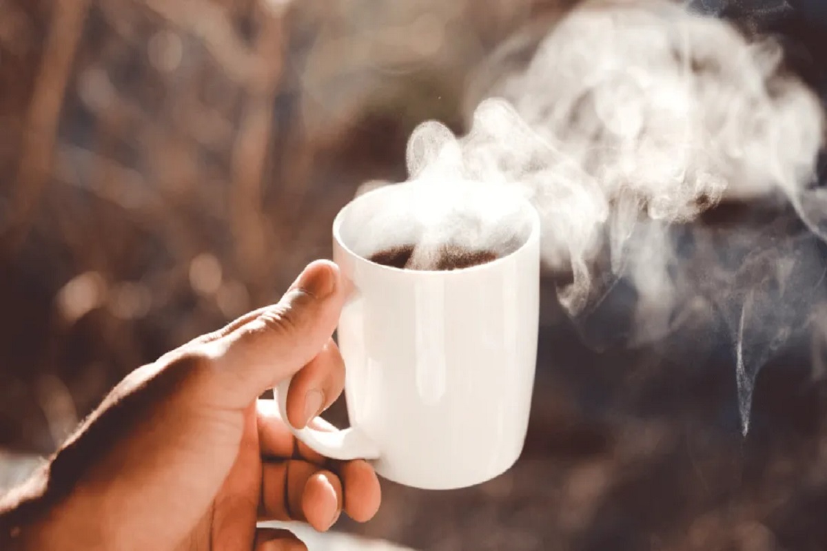 Boire du café ou du thé très chaud