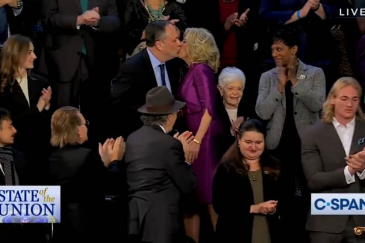 Jill Biden embrasse homme