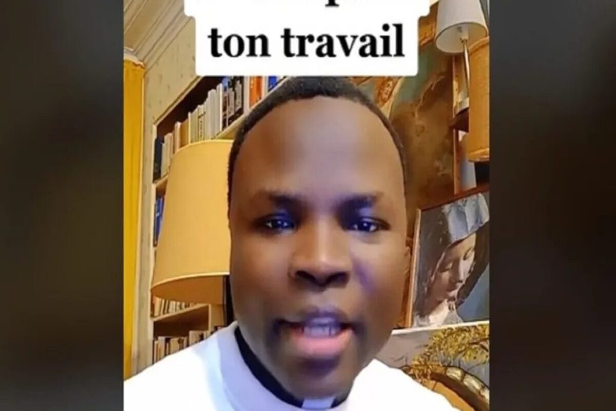 Pour sécuriser son salaire à la fin du mois, ce prêtre recommande cette prière (vidéo)