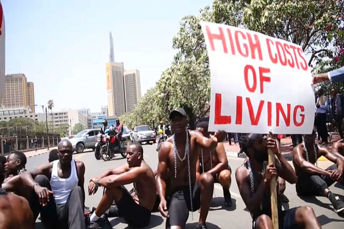 Kenya : Fatigués, des jeunes à moitié nus manifestent contre la cherté de la vie