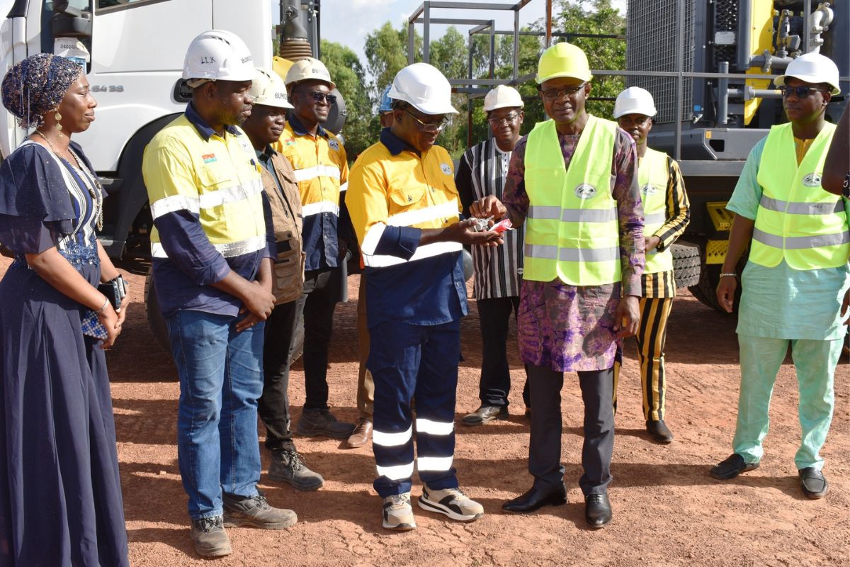 Bureau des mines et de la géologie du Burkina : le Directeur général reçoit 6 équipements de 5 milliards de FCFA