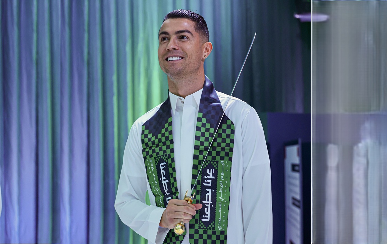 Que signifie l’épée tenue par Cristiano Ronaldo lors de la fête d’Arabie saoudite ?