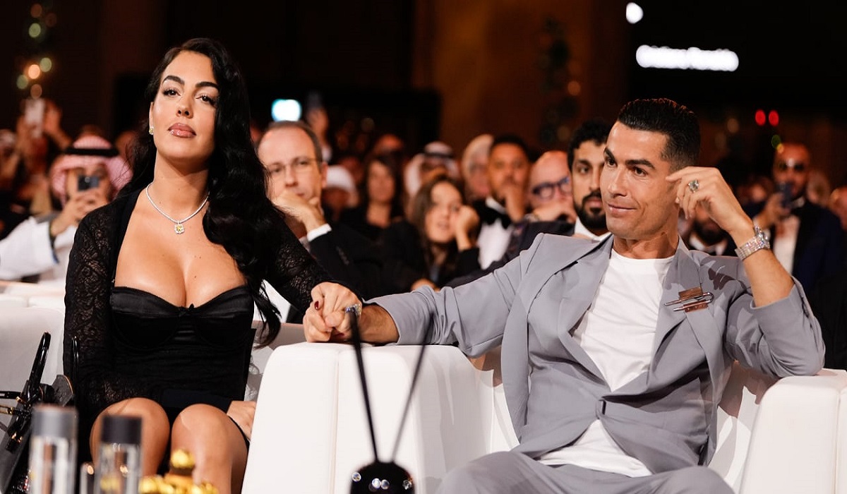 « Georgina ne doit pas voir ça », l’échange de regards entre Cristiano Ronaldo et une hôtesse fait polémique (vidéo)