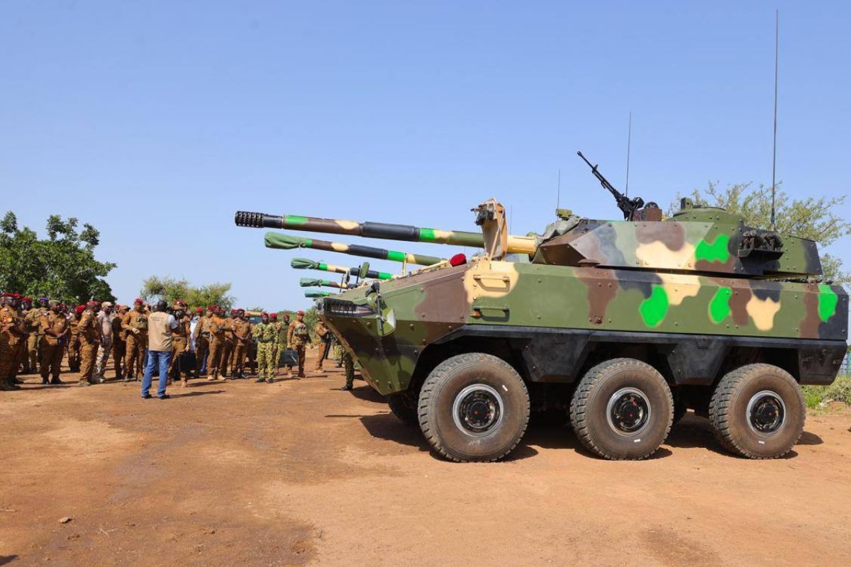 Burkina Faso/Armement : Ibrahim Traoré remet des engins de dernière génération à l’armée
