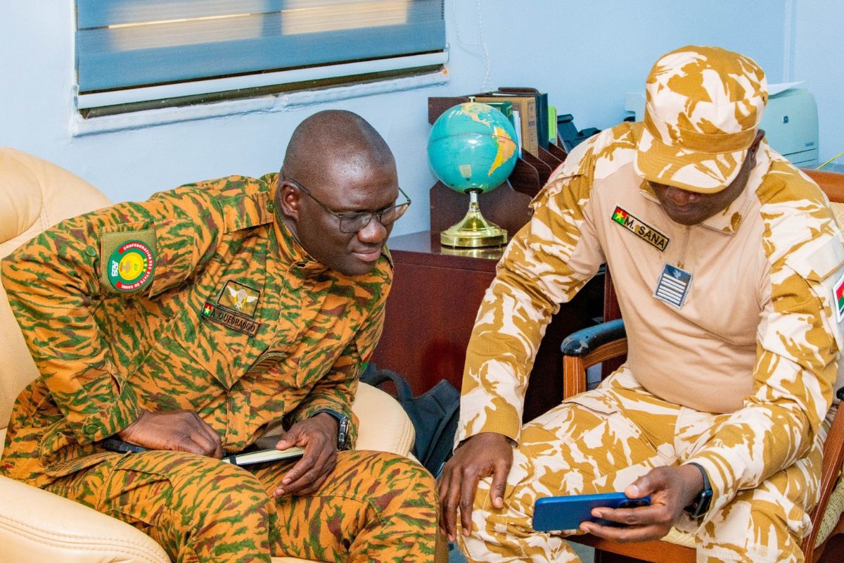 Burkina Faso/Drapeau national : le ministre de la Sécurité réagit après une vidéo devenue virale sur la toile