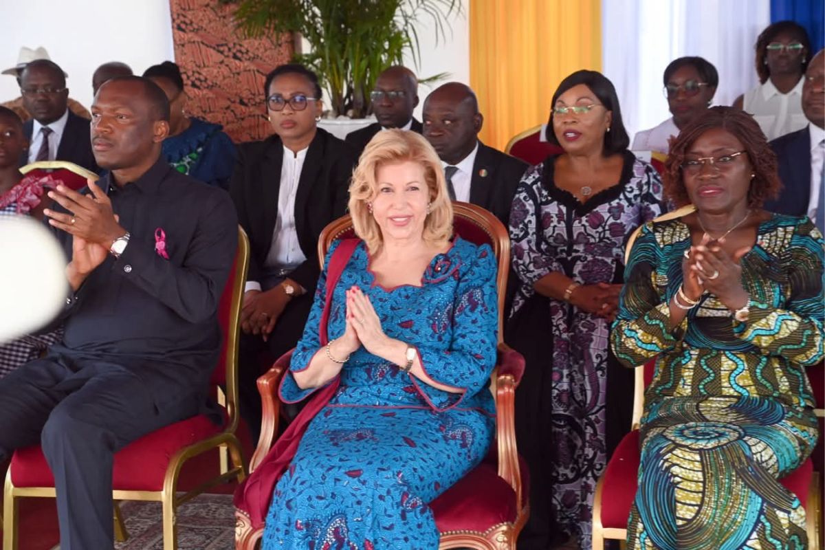 Daloa : la Première dame Dominique Ouattara offre 15 000 kits scolaires aux élèves