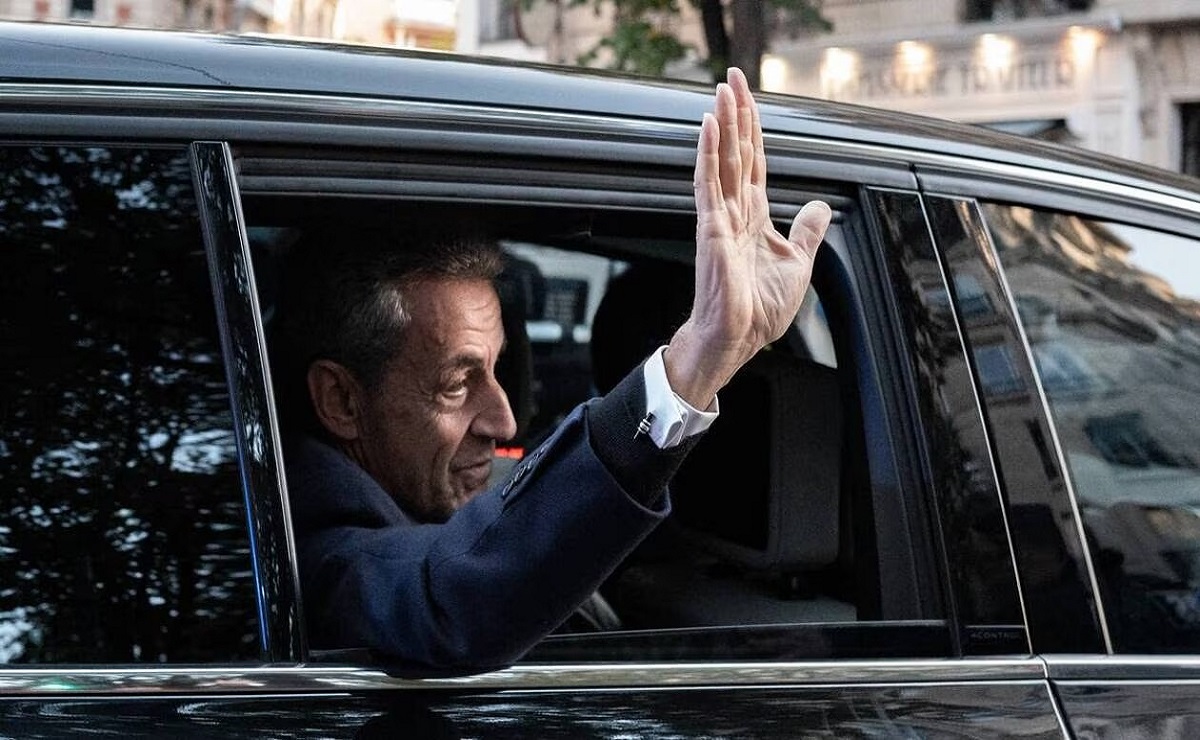 « Je t’aime Sarkozy », la vidéo virale d’un Ivoirien en pleurs lors du départ de l’ex-président français vers la prison